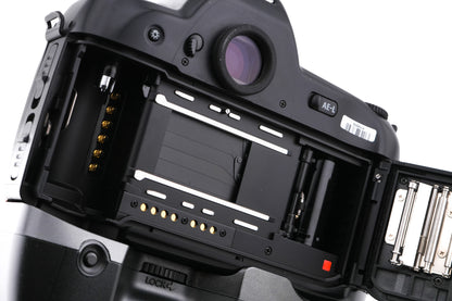 Nikon F90X + Bloc-pile MB-10