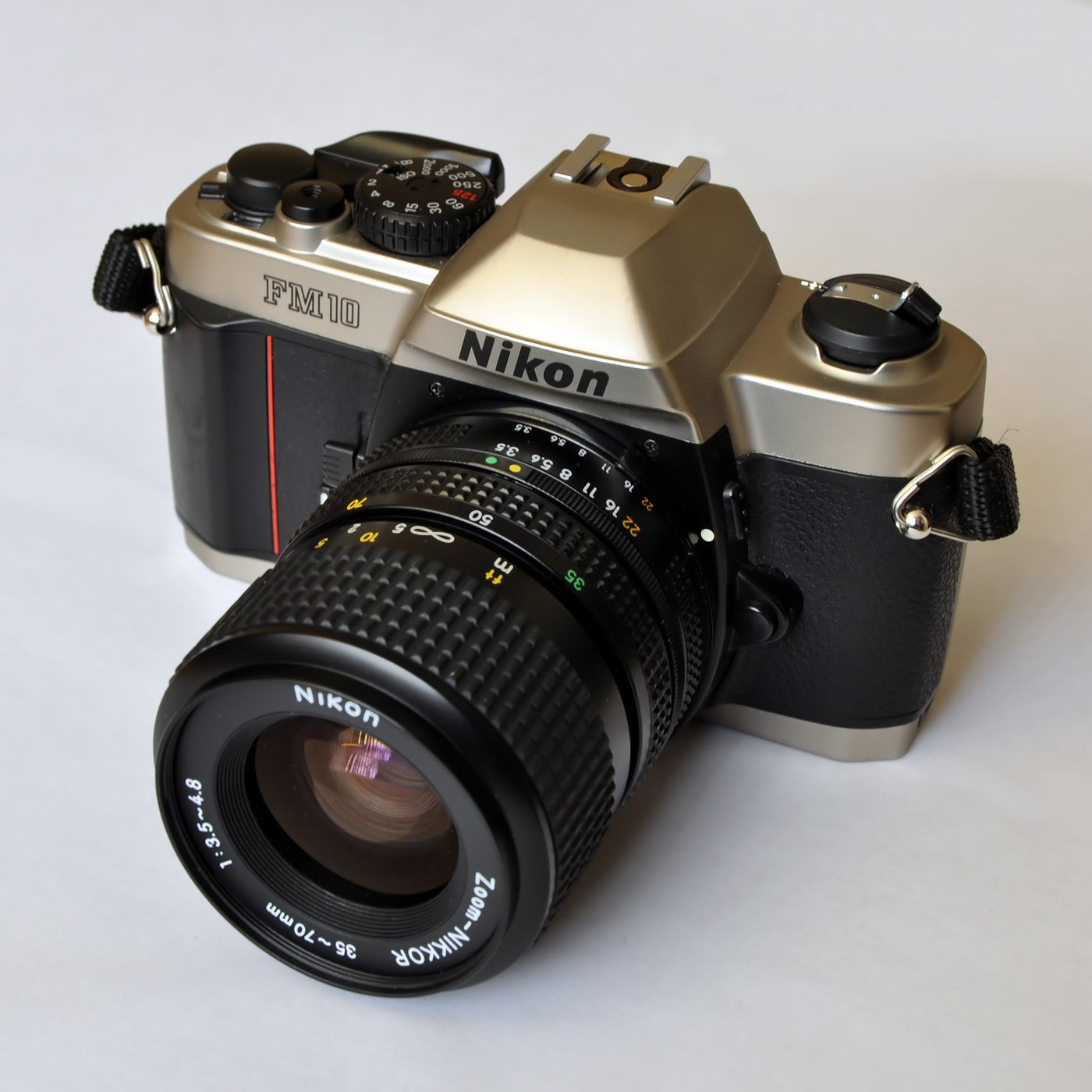 Nikon FM10 + Zoom-Nikkor 35-70mm f3.5-4.8 - Appareil photo reflex 35mm argentique · image principale